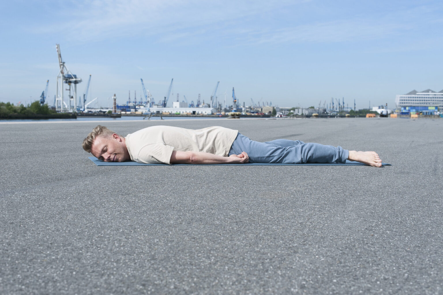 Jan Wolk beim Yoga-Unterricht auf der Matte